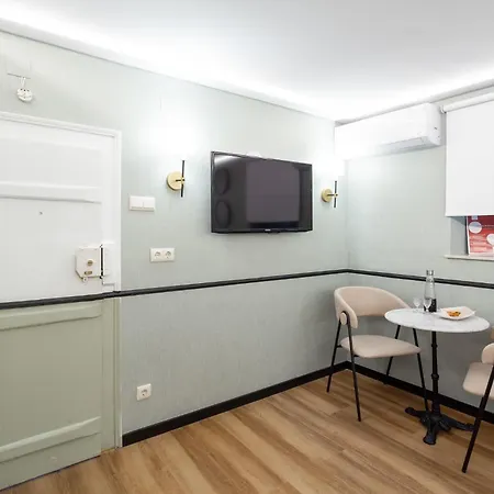 Camoes Lounge W/courtyard Apartment