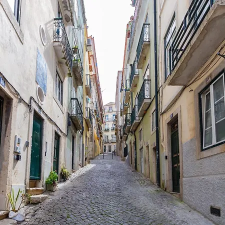 Апартаменты Camoes Lounge W/courtyard Лиссабон