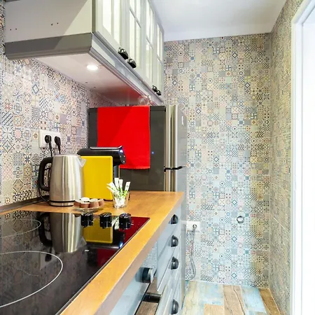 Апартаменты Camoes Lounge W/courtyard